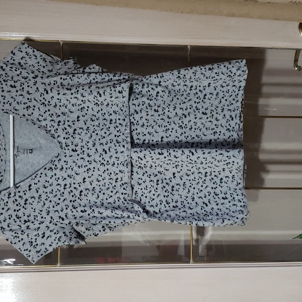 Thyme Short Sleeve Ladies Top.  Size L